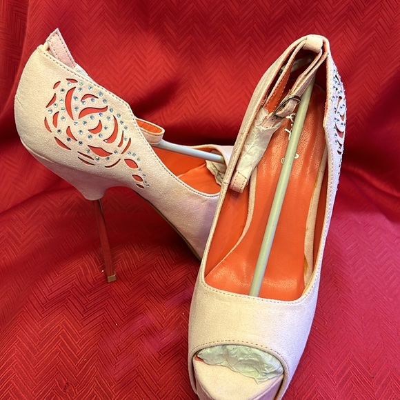 Quipid Pink 5.5” Heel.  Open Toe. Size 7 Platform - Picture 4 of 5